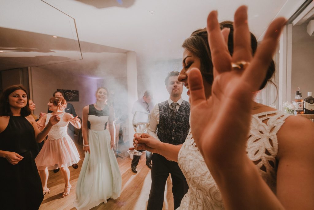 Sarah_Töpperwien_Hochzeitsfotograf_Golfhotel_Party